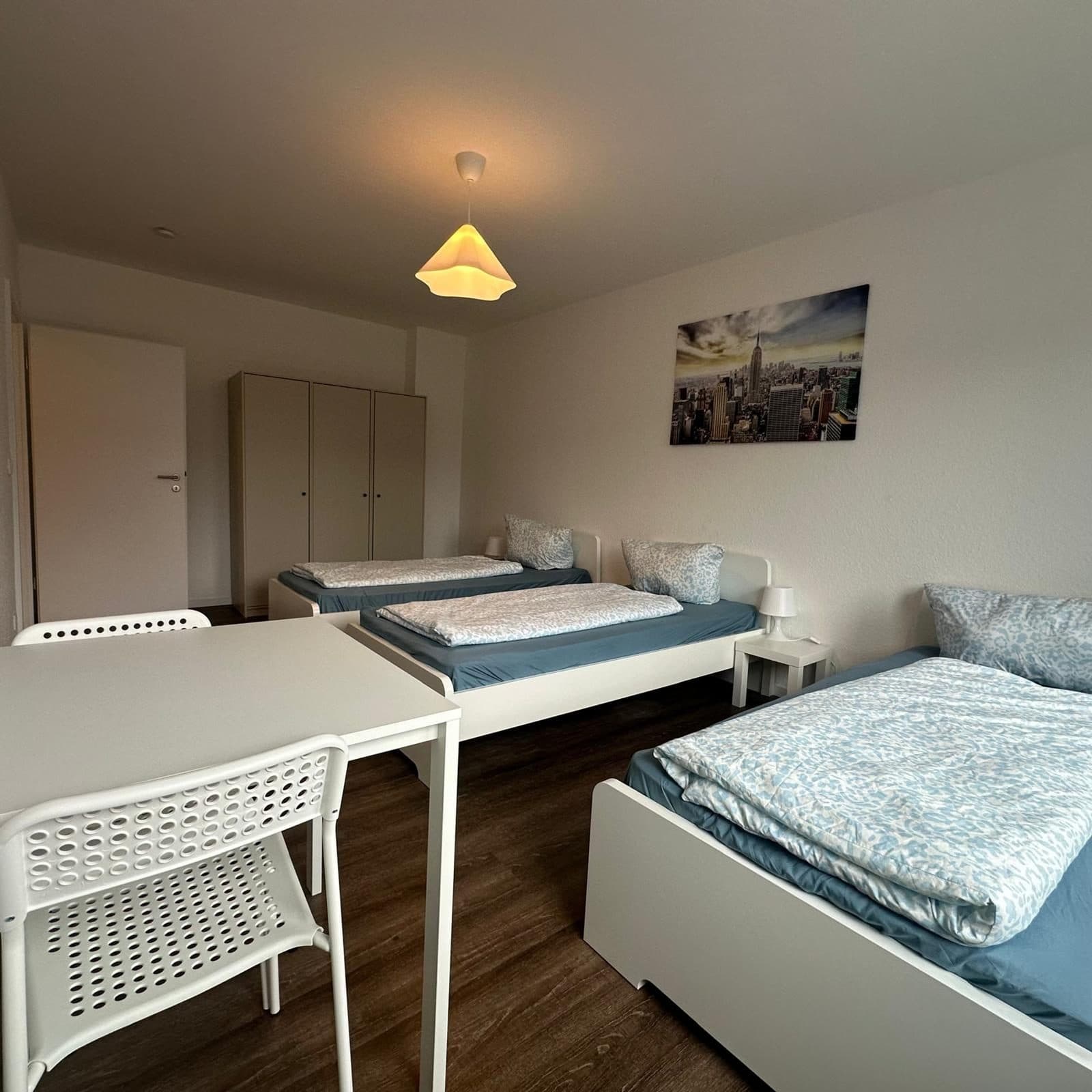 Dreibettzimmer mit drei Einzelbetten