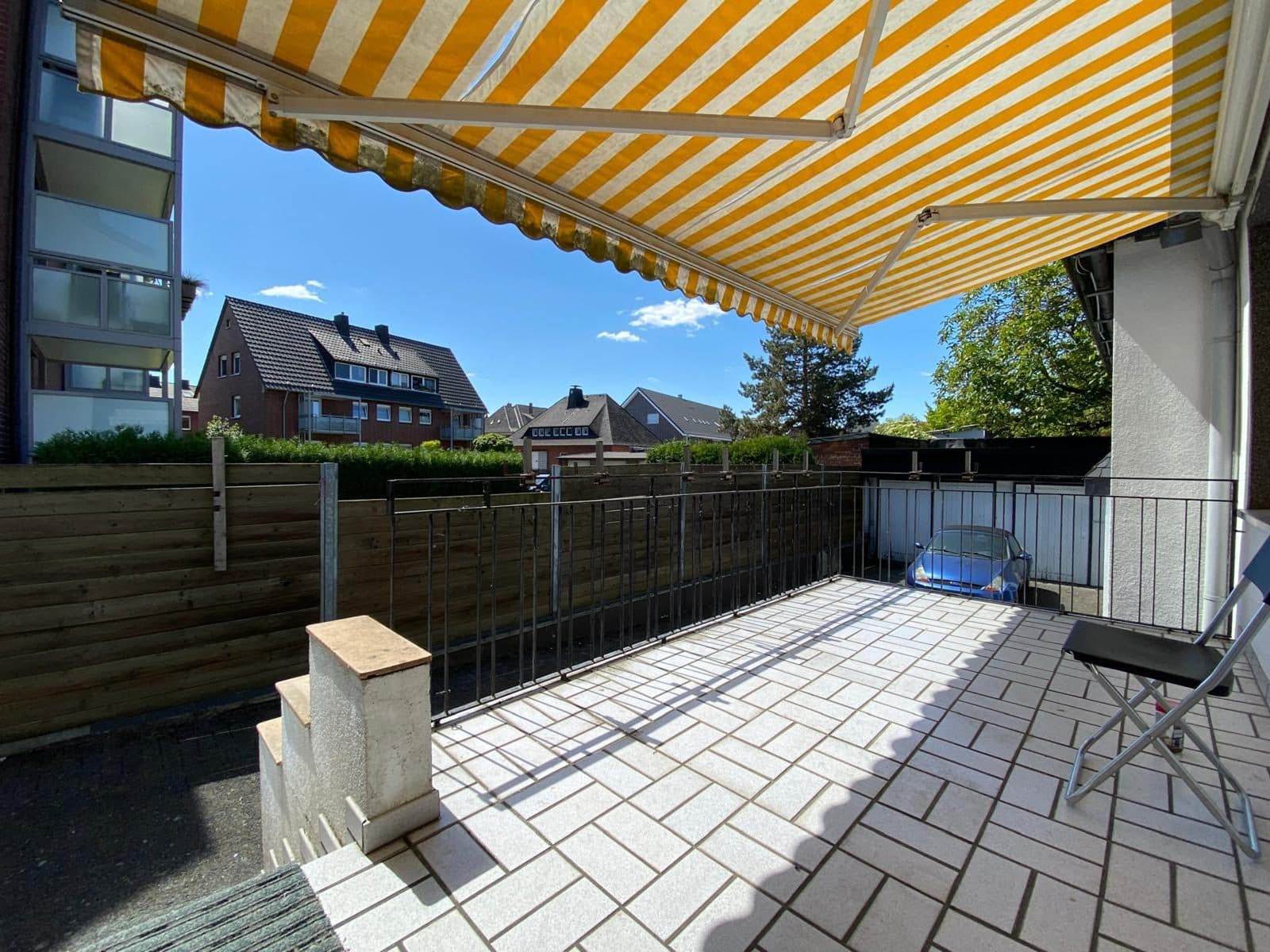 Sonnige Terrasse mit Markise
