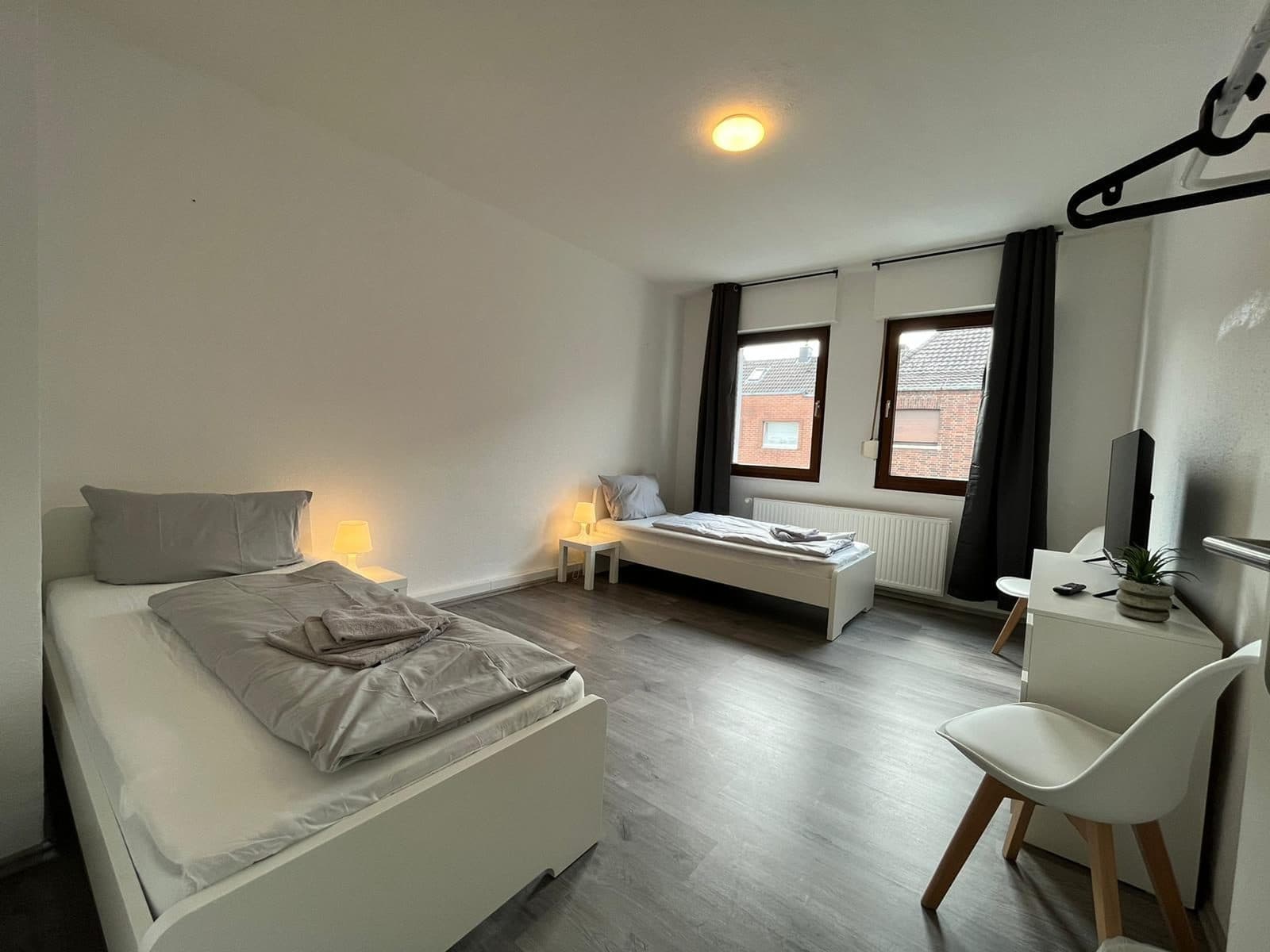 Helles Zweibettzimmer mit Schreibtisch